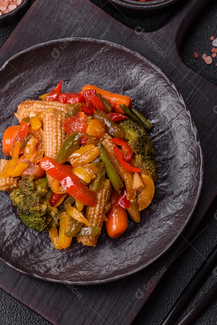 A imagem mostra um prato de legumes salteados ou refogados, provavelmente incluindo ervilhas verdes