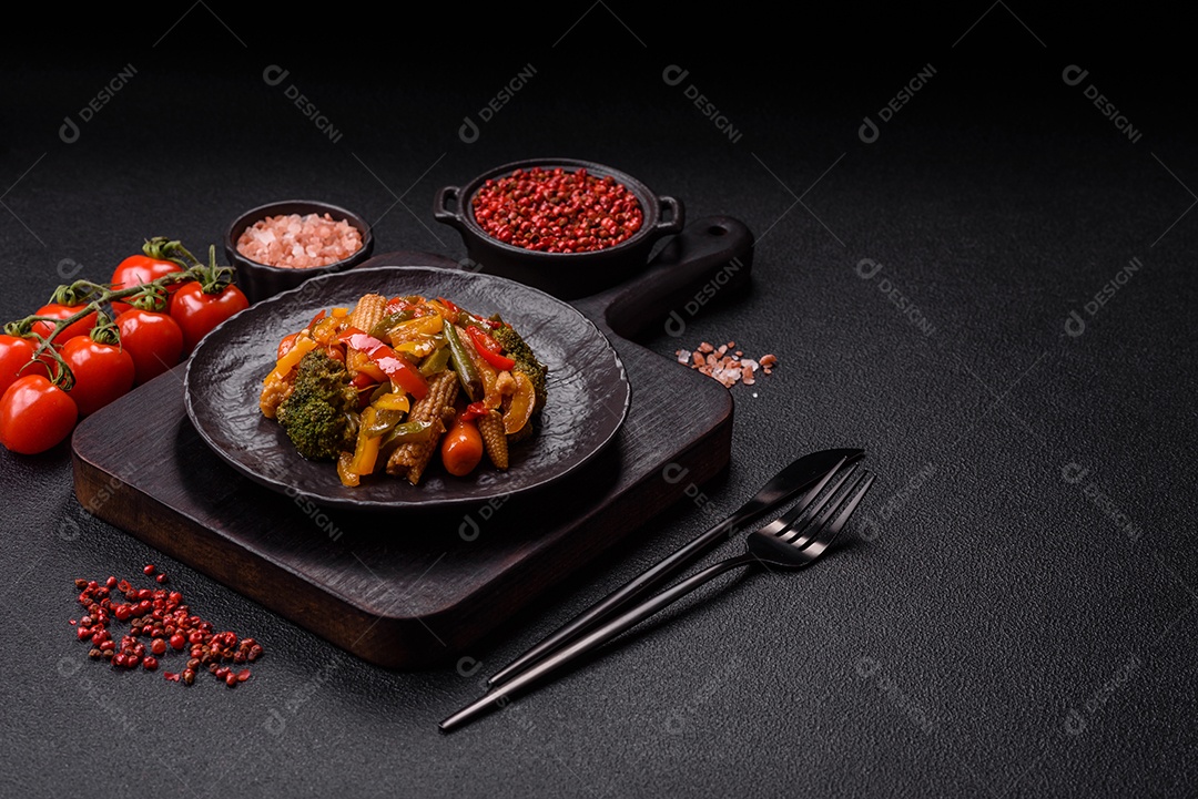 A imagem mostra um prato de legumes salteados ou refogados, provavelmente incluindo ervilhas verdes