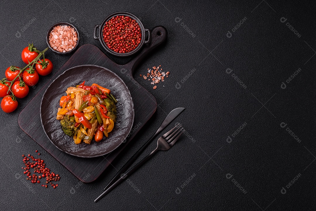 A imagem mostra um prato de legumes salteados ou refogados, provavelmente incluindo ervilhas verdes