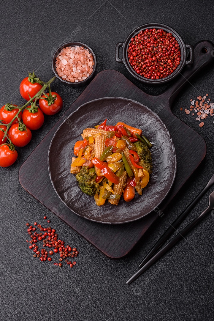 A imagem mostra um prato de legumes salteados ou refogados, provavelmente incluindo ervilhas verdes