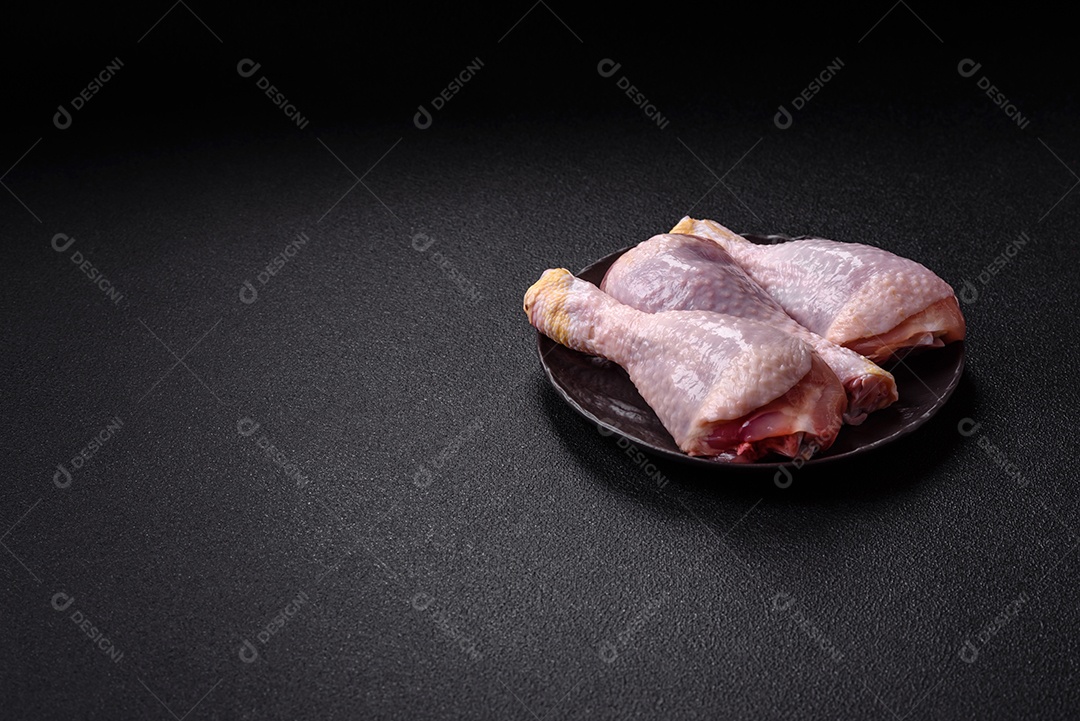 A imagem mostra sobrecoxas de frango cruas em um prato.
