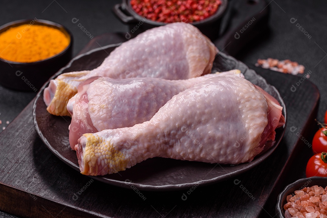 A imagem mostra sobrecoxas de frango cruas em um prato.