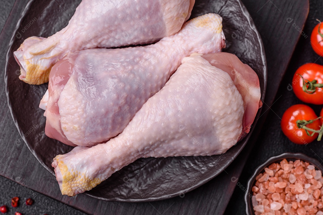 A imagem mostra sobrecoxas de frango cruas em um prato.