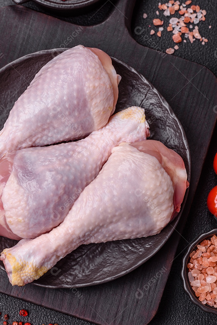 A imagem mostra sobrecoxas de frango cruas em um prato.