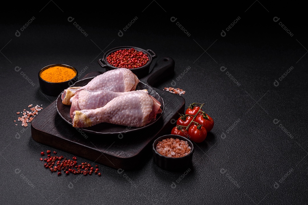 A imagem mostra sobrecoxas de frango cruas em um prato.