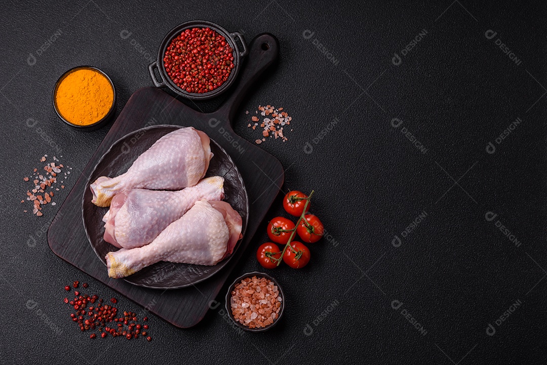 A imagem mostra sobrecoxas de frango cruas em um prato.