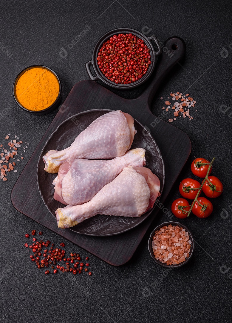 A imagem mostra sobrecoxas de frango cruas em um prato.