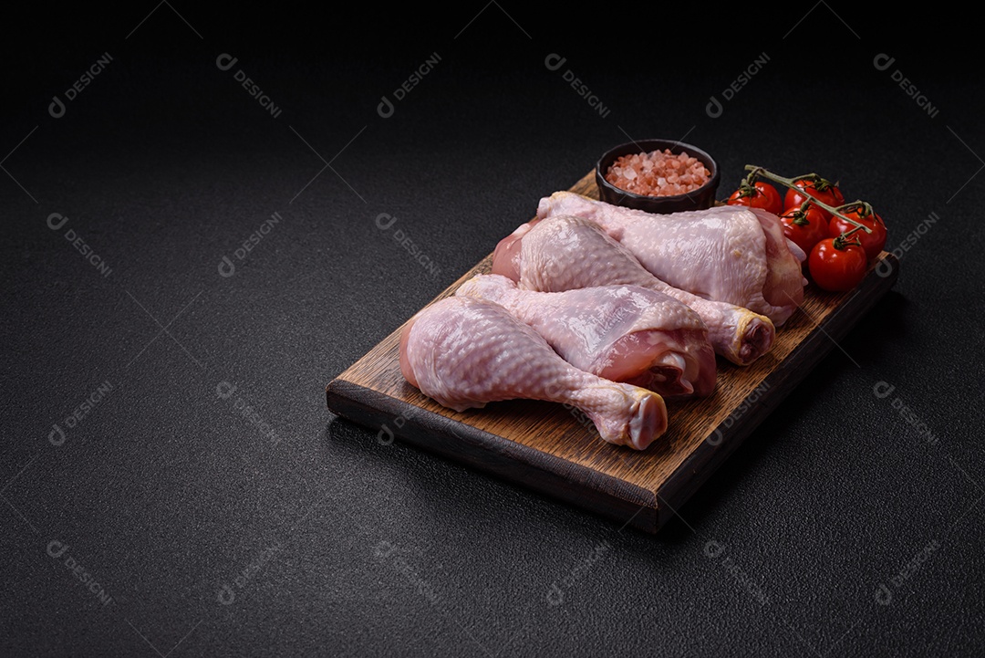 A imagem mostra sobrecoxas de frango cruas em um prato.