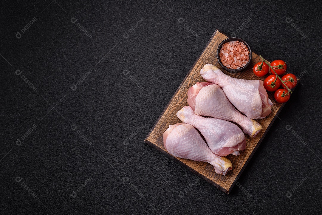 A imagem mostra sobrecoxas de frango cruas em um prato.