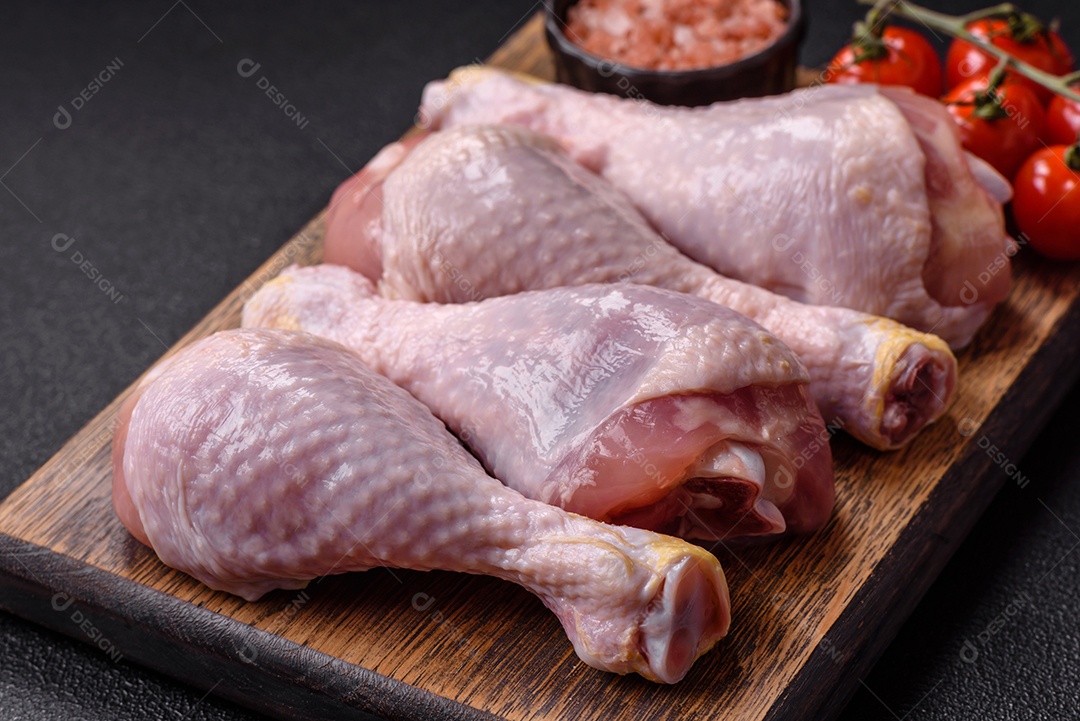 A imagem mostra sobrecoxas de frango cruas em um prato.