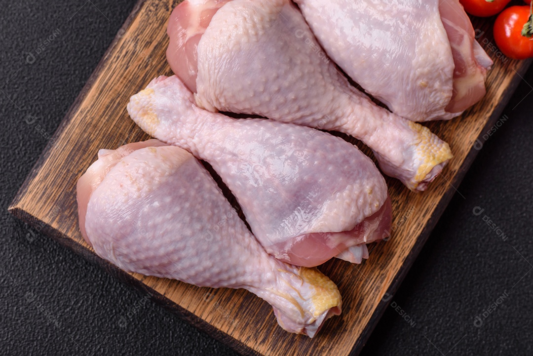 A imagem mostra sobrecoxas de frango cruas em um prato.