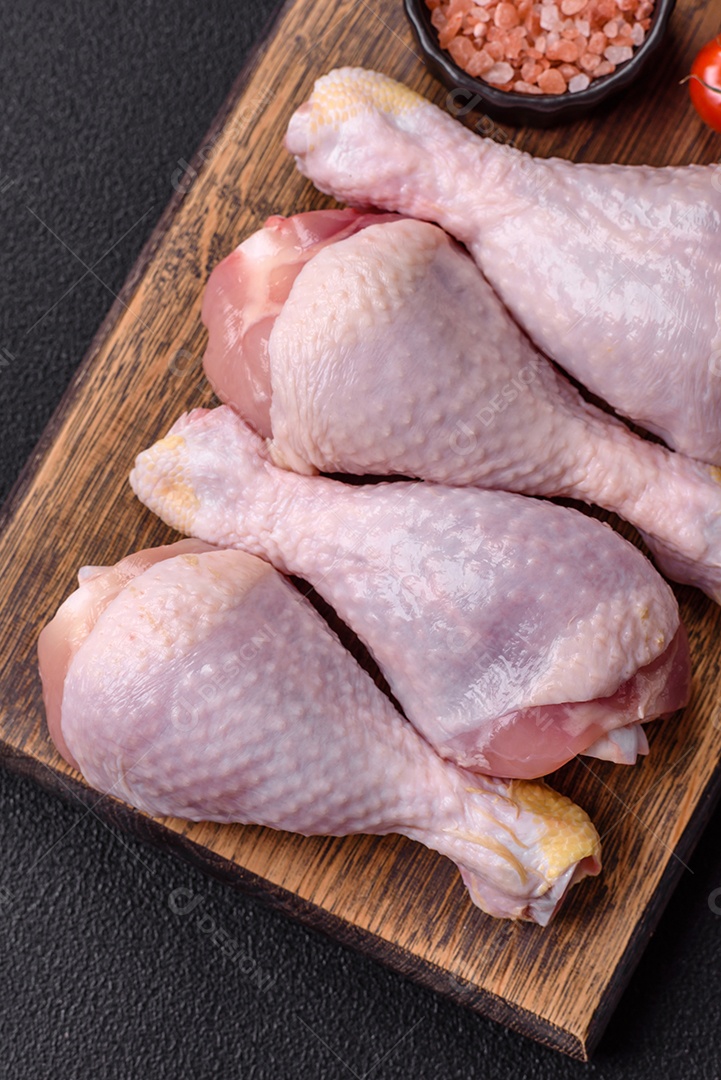 A imagem mostra sobrecoxas de frango cruas em um prato.