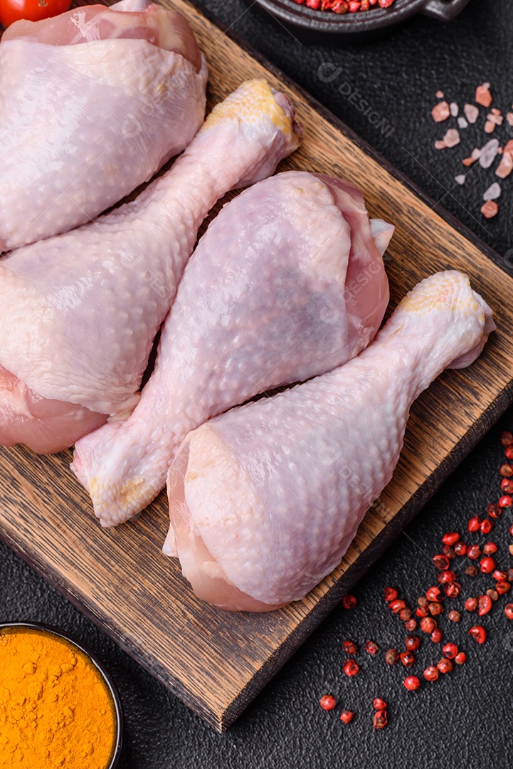 A imagem mostra sobrecoxas de frango cruas em um prato.