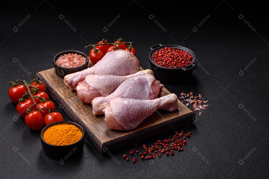 A imagem mostra sobrecoxas de frango cruas em um prato.