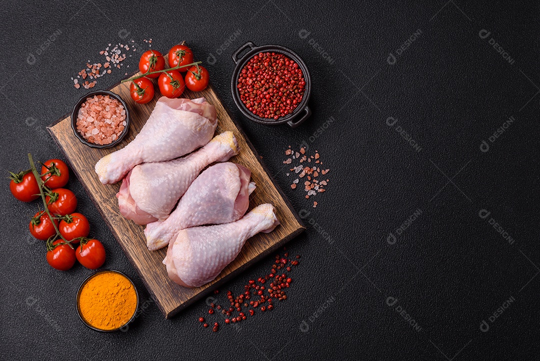 A imagem mostra sobrecoxas de frango cruas em um prato.