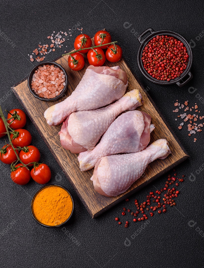 A imagem mostra sobrecoxas de frango cruas em um prato.