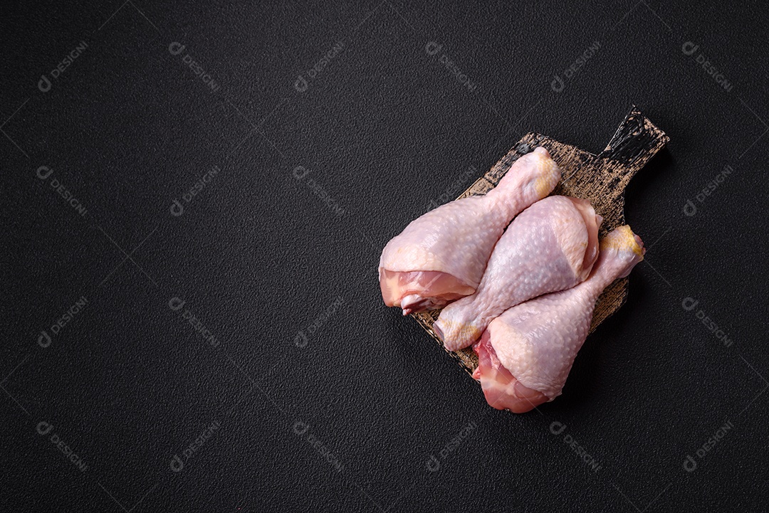 A imagem mostra um éclair, um doce de confeitaria de origem francesa.