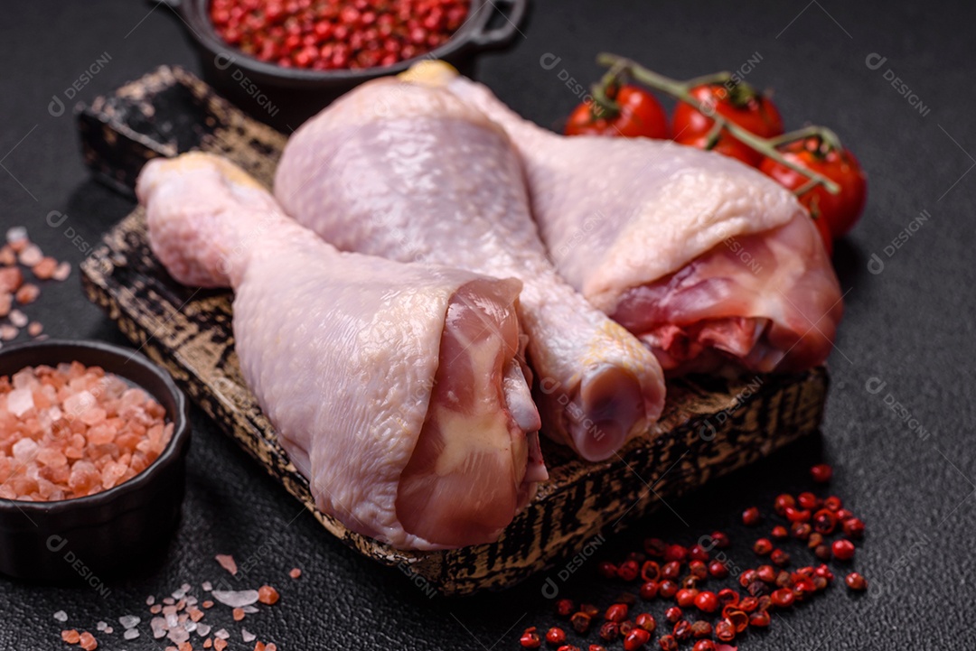 A imagem mostra sobrecoxas de frango cruas em um prato.