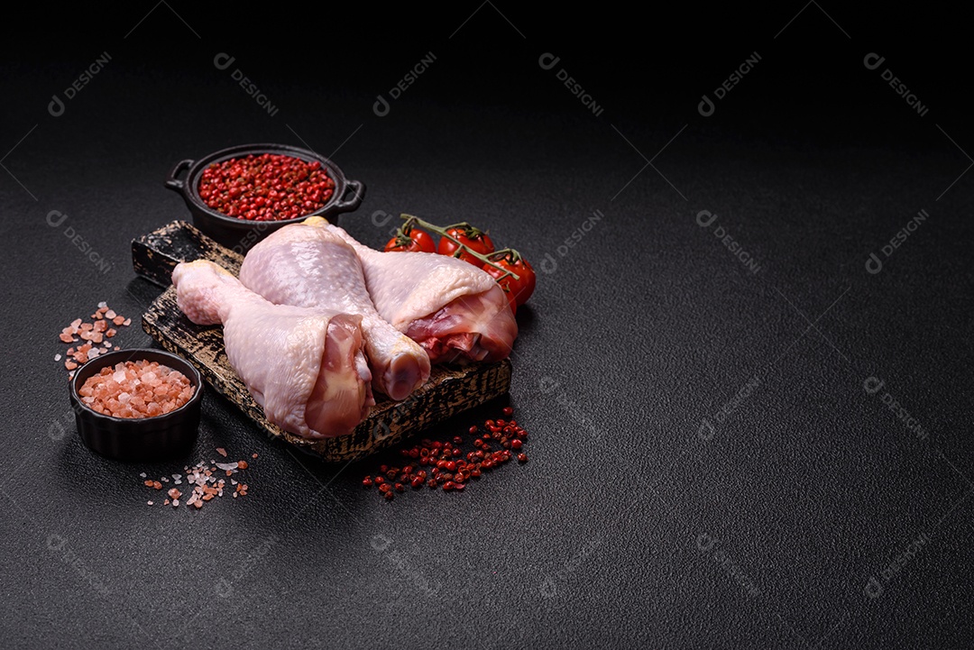 A imagem mostra um éclair, também conhecido como bomba no Brasil. Este é um doce clássico da confeitaria francesa