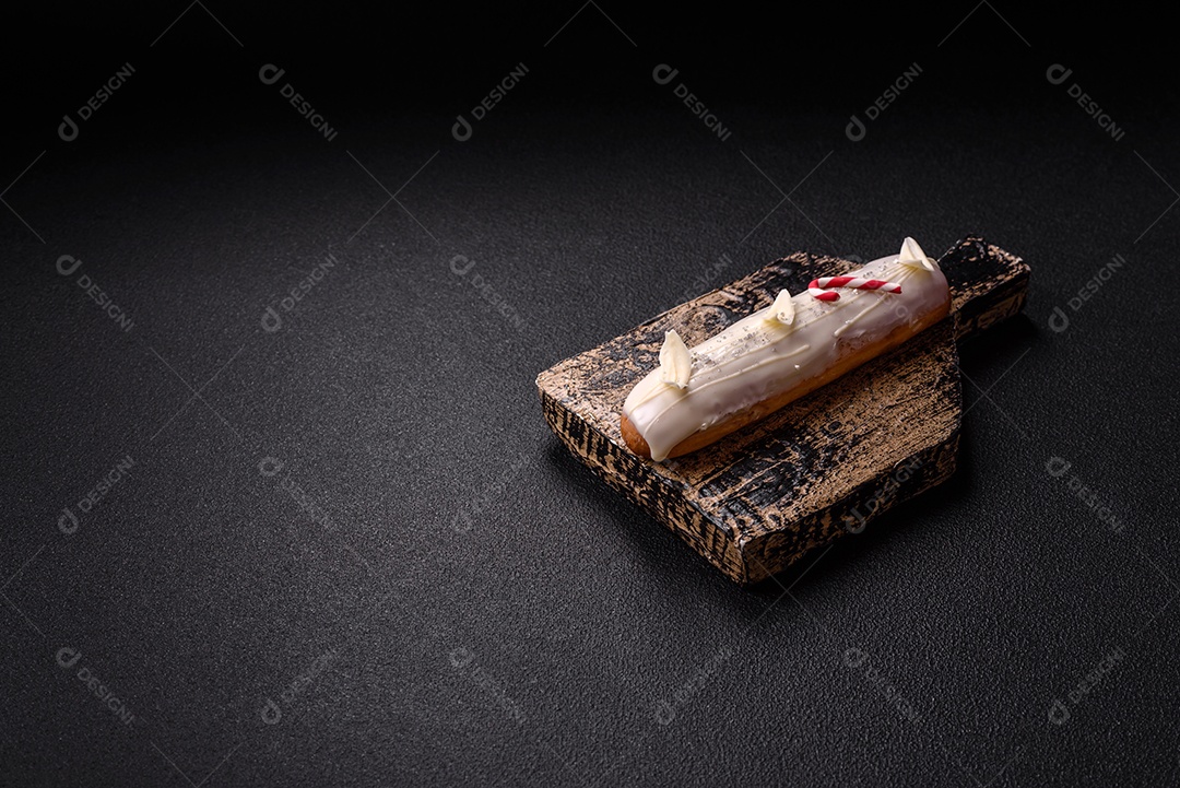 A imagem mostra um éclair, também conhecido como bomba no Brasil. Este é um doce clássico da confeitaria francesa