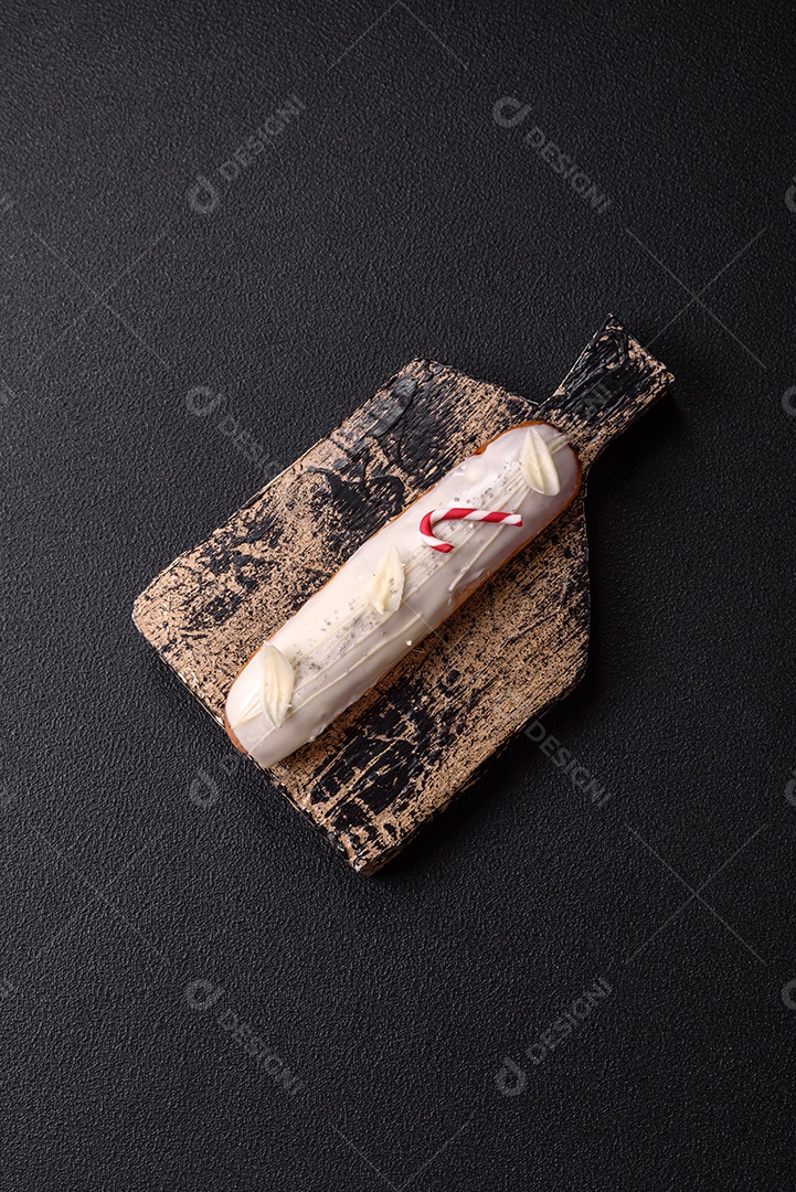 A imagem mostra um éclair, também conhecido como bomba no Brasil. Este é um doce clássico da confeitaria francesa00,0,