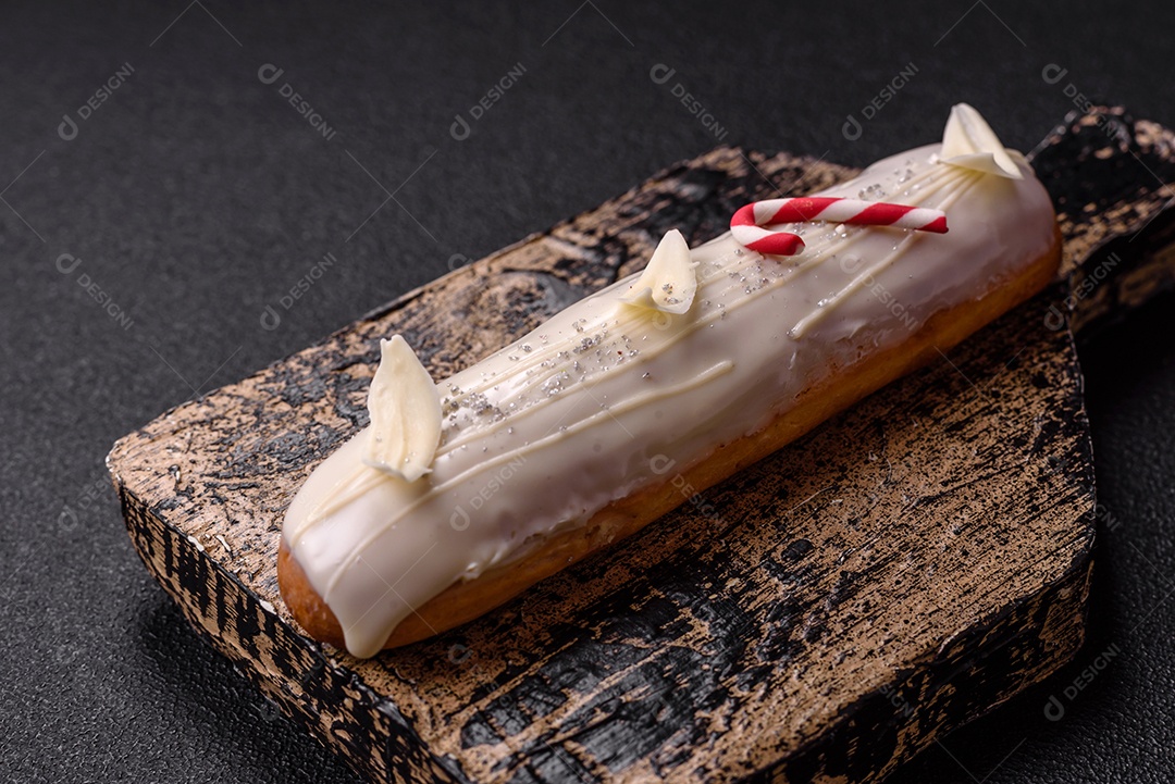 A imagem mostra um éclair, um doce de confeitaria de origem francesa.
