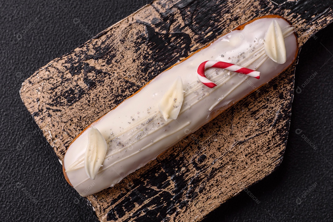 A imagem mostra um éclair, também conhecido como bomba no Brasil. Este é um doce clássico da confeitaria francesa