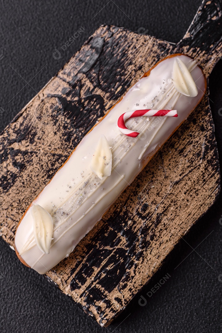 A imagem mostra um éclair, um doce de confeitaria de origem francesa.