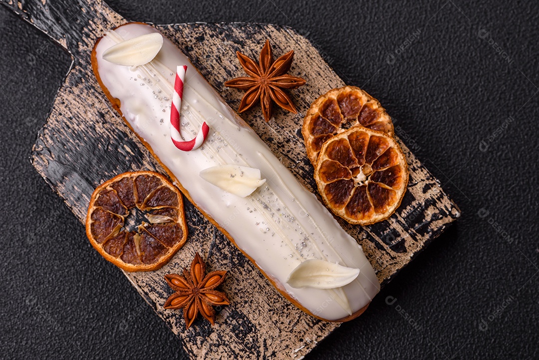 A imagem mostra um éclair, também conhecido como bomba no Brasil. Este é um doce clássico da confeitaria francesa