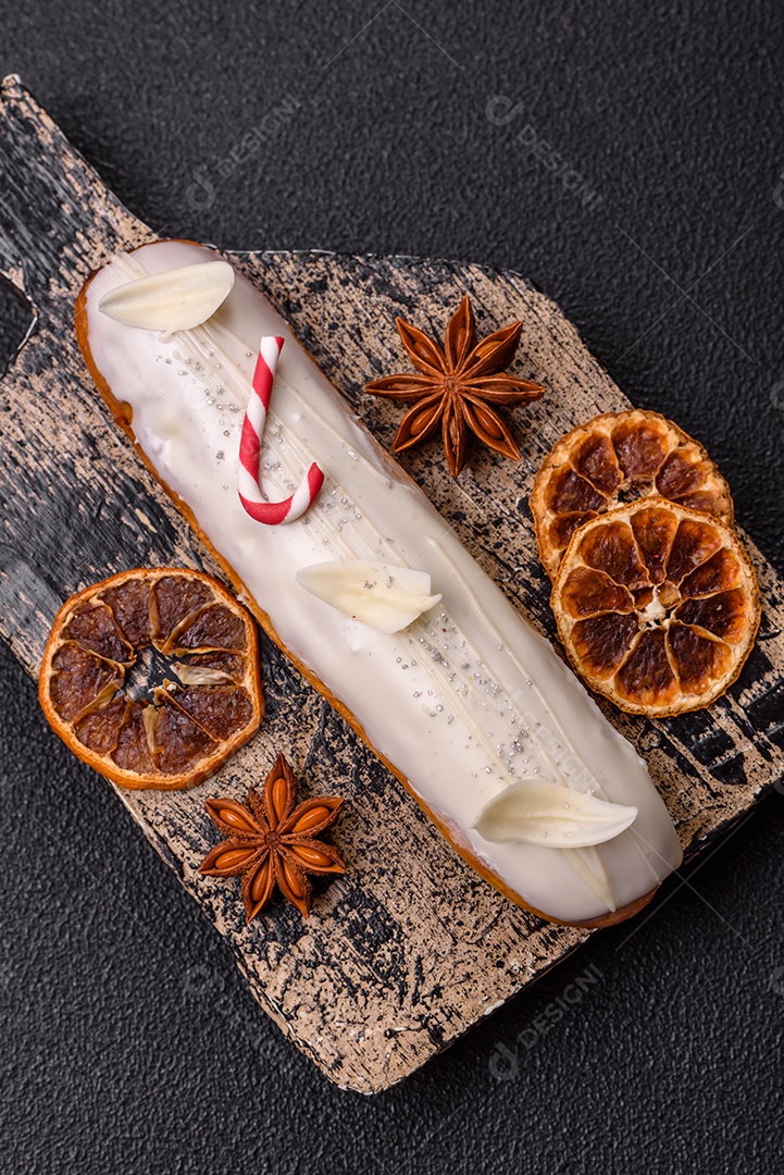 A imagem mostra um éclair, também conhecido como bomba no Brasil. Este é um doce clássico da confeitaria francesa