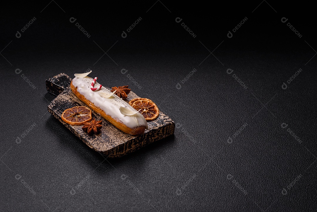 A imagem mostra um éclair, também conhecido como bomba no Brasil. Este é um doce clássico da confeitaria francesa