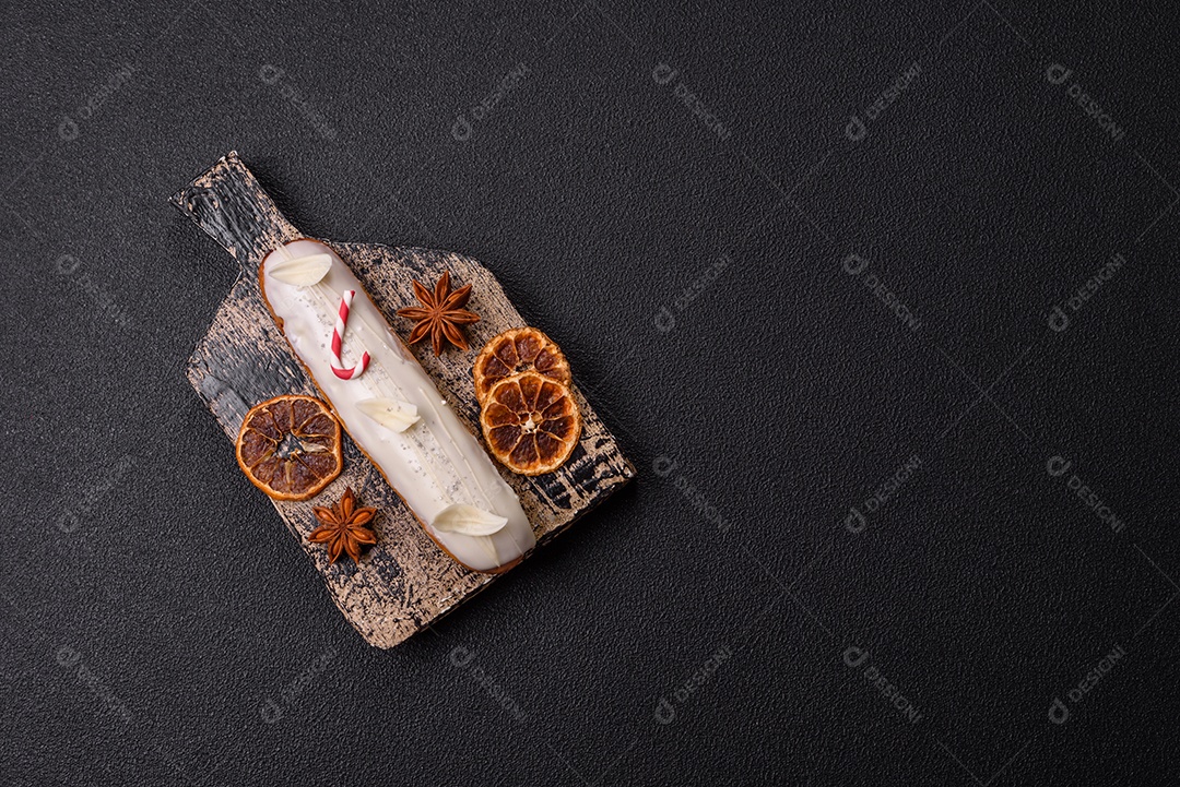 A imagem mostra um éclair, também conhecido como bomba no Brasil. Este é um doce clássico da confeitaria francesa