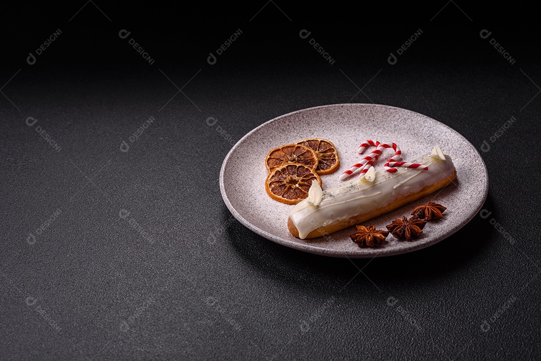 A imagem mostra um éclair, também conhecido como bomba no Brasil. Este é um doce clássico da confeitaria francesa