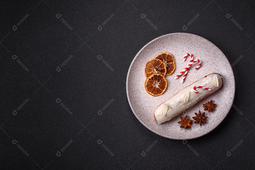 A imagem mostra um éclair, também conhecido como bomba no Brasil. Este é um doce clássico da confeitaria francesa