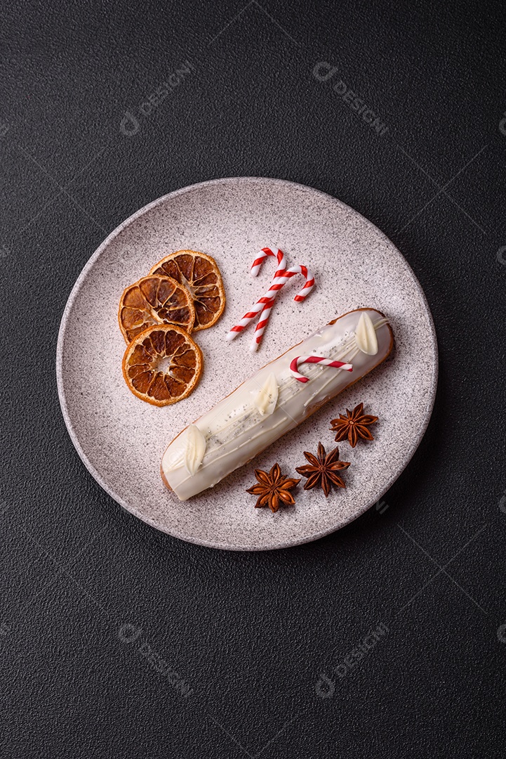 A imagem mostra um éclair, também conhecido como bomba no Brasil. Este é um doce clássico da confeitaria francesa