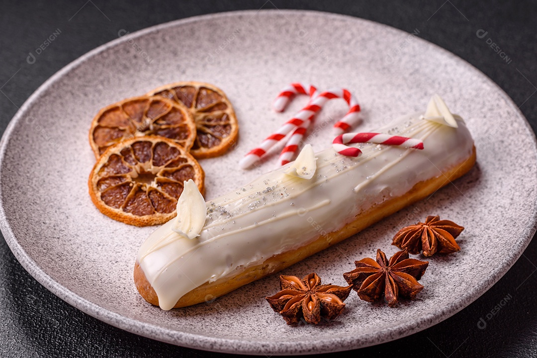 A imagem mostra um éclair, também conhecido como bomba no Brasil. Este é um doce clássico da confeitaria francesa
