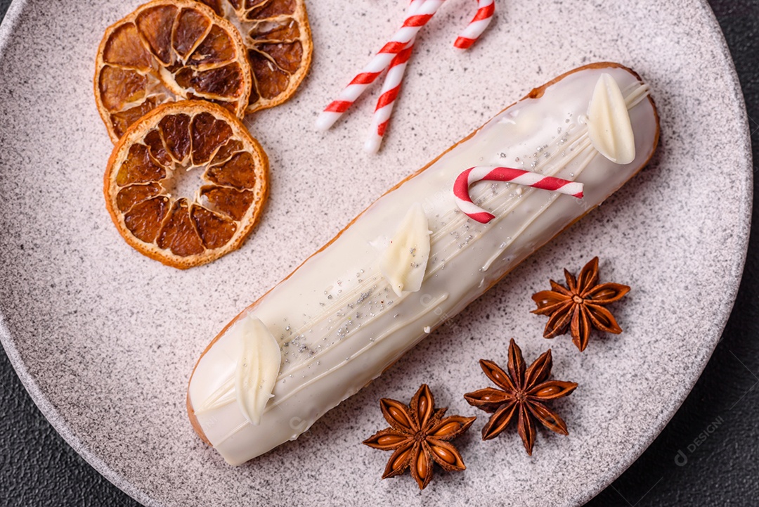 A imagem mostra um éclair, também conhecido como bomba no Brasil. Este é um doce clássico da confeitaria francesa