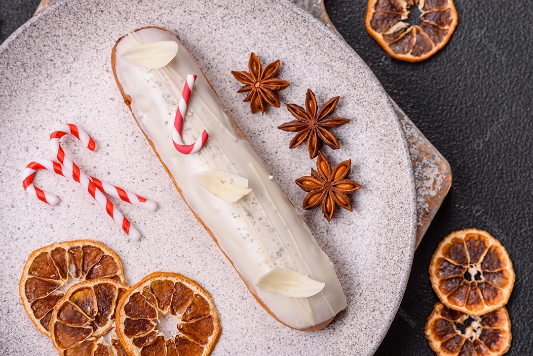 A imagem mostra um éclair, também conhecido como bomba no Brasil. Este é um doce clássico da confeitaria francesa