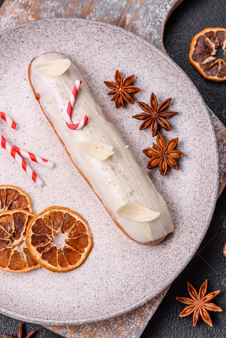 A imagem mostra um éclair, também conhecido como bomba no Brasil. Este é um doce clássico da confeitaria francesa