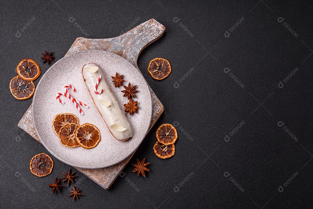 A imagem mostra um éclair, também conhecido como bomba no Brasil. Este é um doce clássico da confeitaria francesa