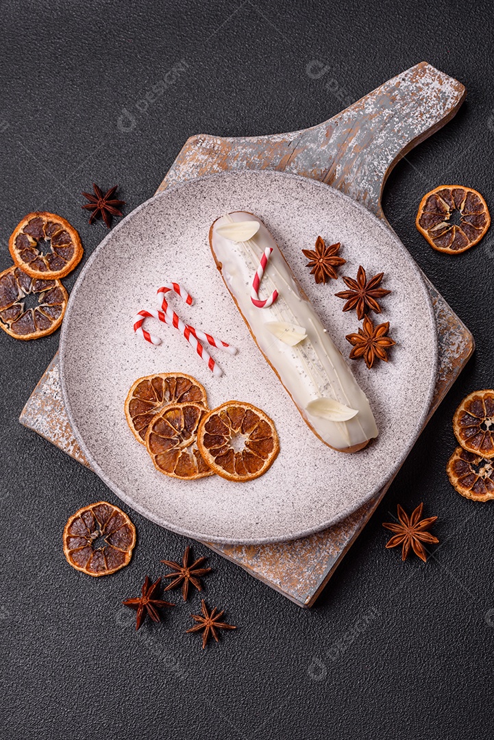 A imagem mostra um éclair, também conhecido como bomba no Brasil. Este é um doce clássico da confeitaria francesa