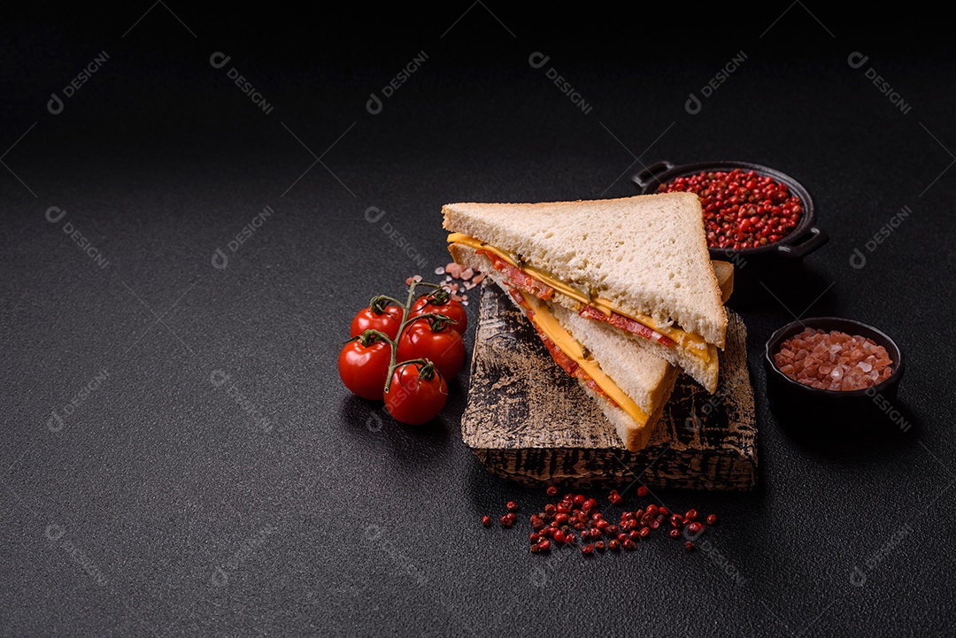 A imagem mostra sanduíches, provavelmente do tipo Club Sandwich ou Sanduíche natural