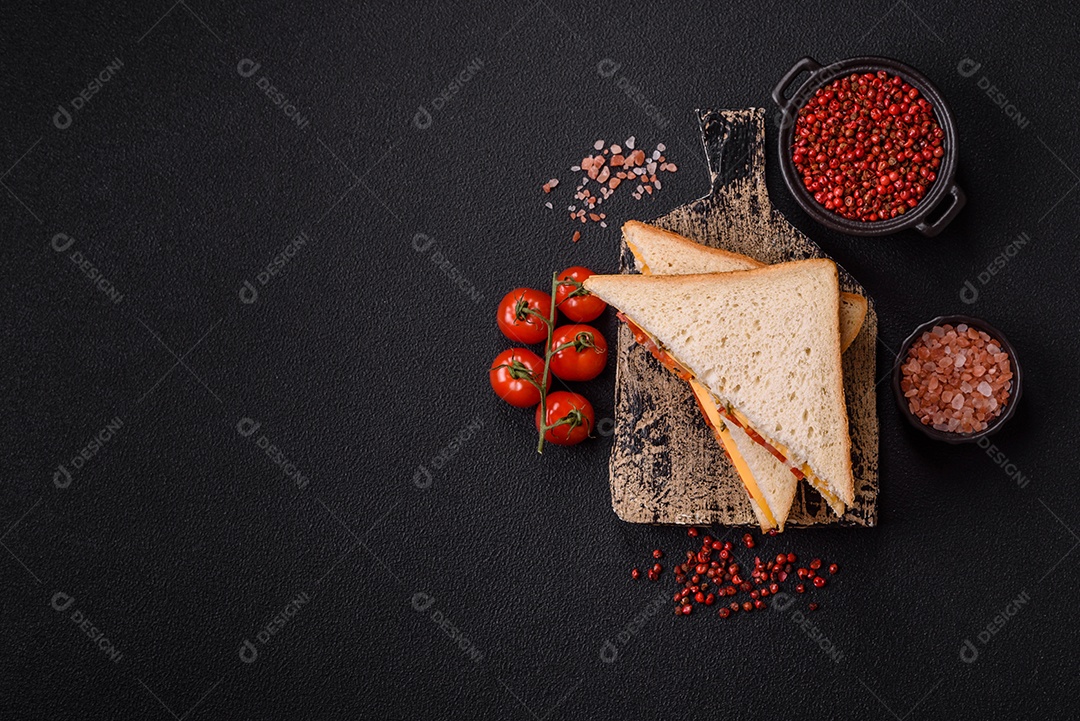 A imagem mostra sanduíches, provavelmente do tipo Club Sandwich ou Sanduíche natural