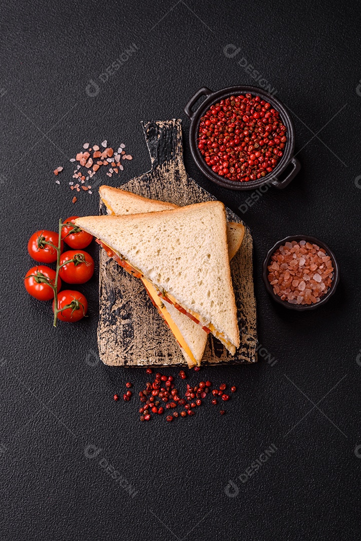 A imagem mostra sanduíches, provavelmente do tipo Club Sandwich ou Sanduíche natural