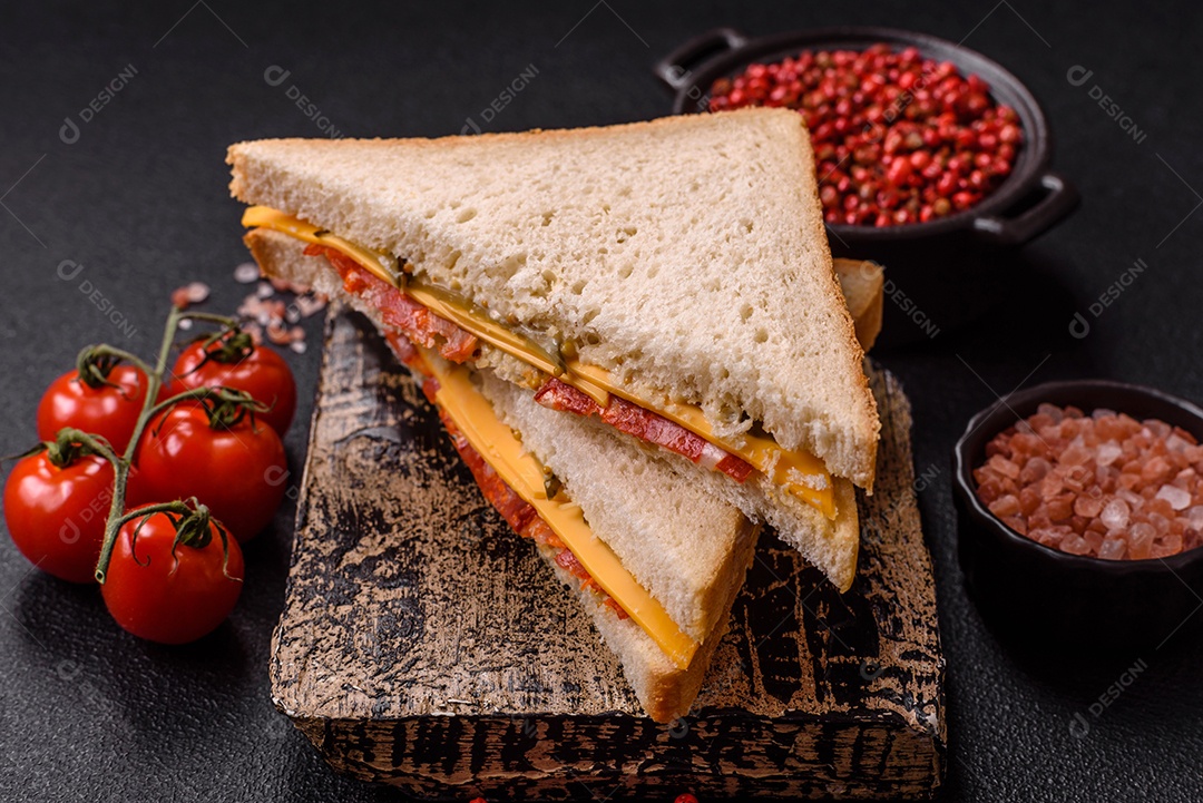 A imagem mostra sanduíches, provavelmente do tipo Club Sandwich ou Sanduíche natural