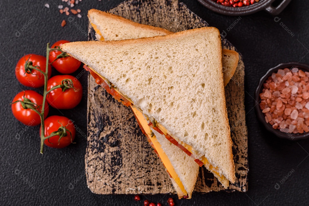 A imagem mostra sanduíches, provavelmente do tipo Club Sandwich ou Sanduíche natural