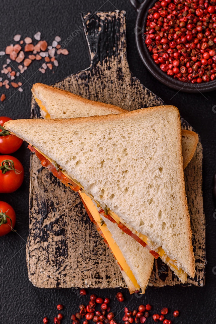 A imagem mostra sanduíches, provavelmente do tipo Club Sandwich ou Sanduíche natural