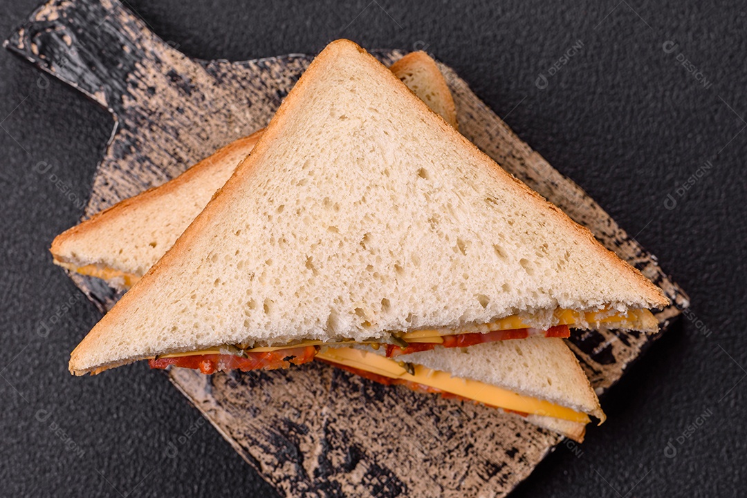 A imagem mostra sanduíches, provavelmente do tipo Club Sandwich ou Sanduíche natural