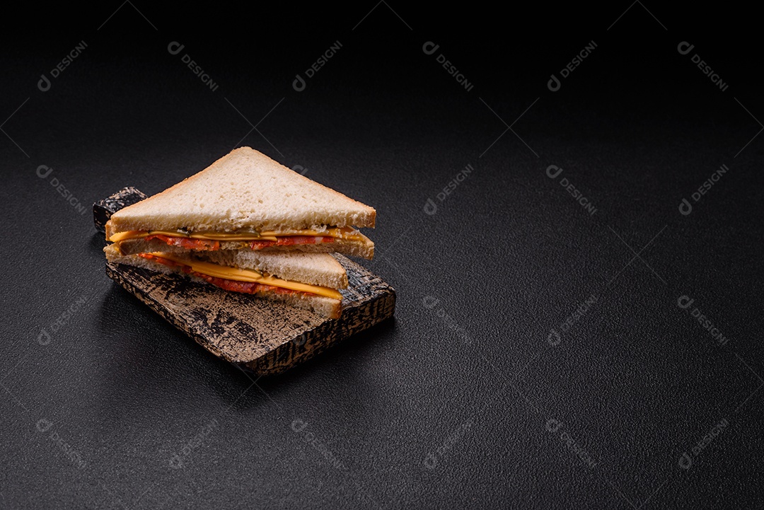 A imagem mostra sanduíches, provavelmente do tipo Club Sandwich ou Sanduíche natural
