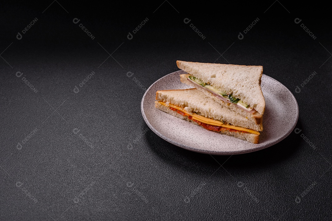 A imagem mostra sanduíches, provavelmente do tipo Club Sandwich ou Sanduíche natural